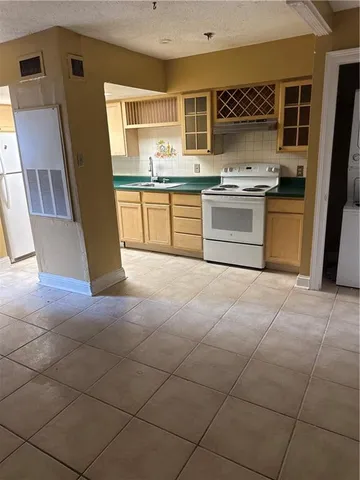 $875 | 4218 Hessmer Avenue, Unit 111, Metairie, LA 70002