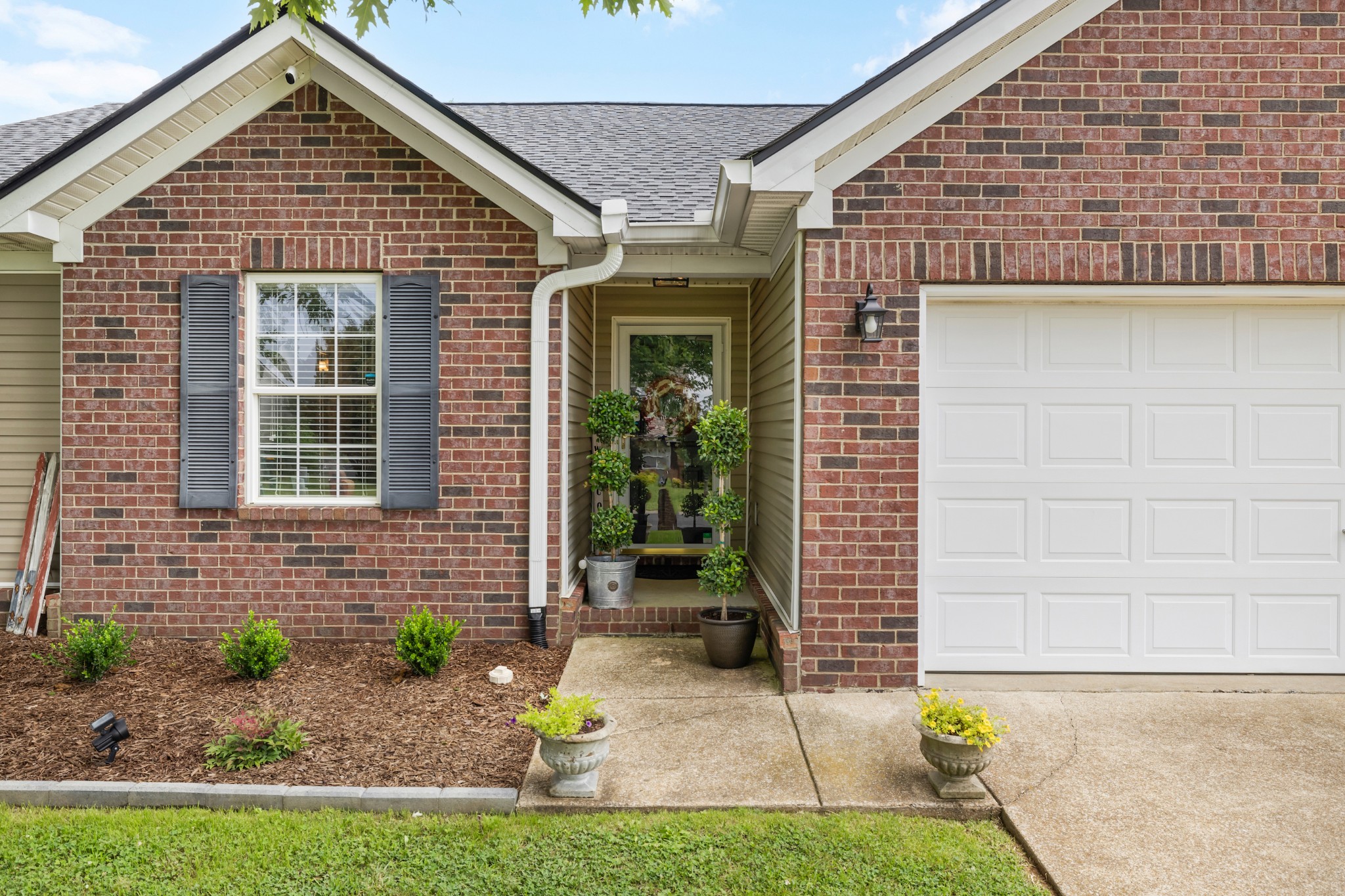 1936 Portway Road Spring Hill, TN 37174 - Photo 2 of 17 a front view of a house with garden