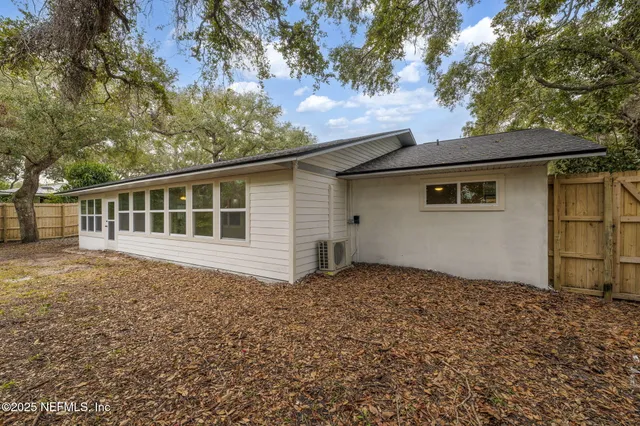 a view of a backyard