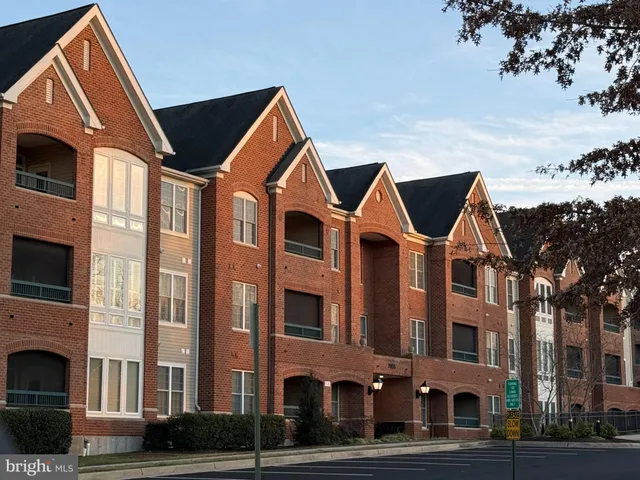 $440,000 | 7055 Heritage Hunt Drive, Unit 311, Gainesville, VA 20155