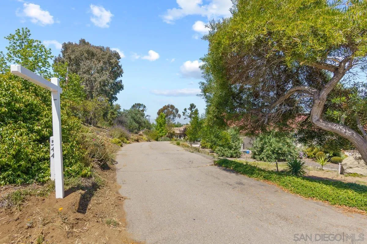 544 Alpine Trail Road Alpine, CA 91901 - Photo 11 of 52 a picture of a yard