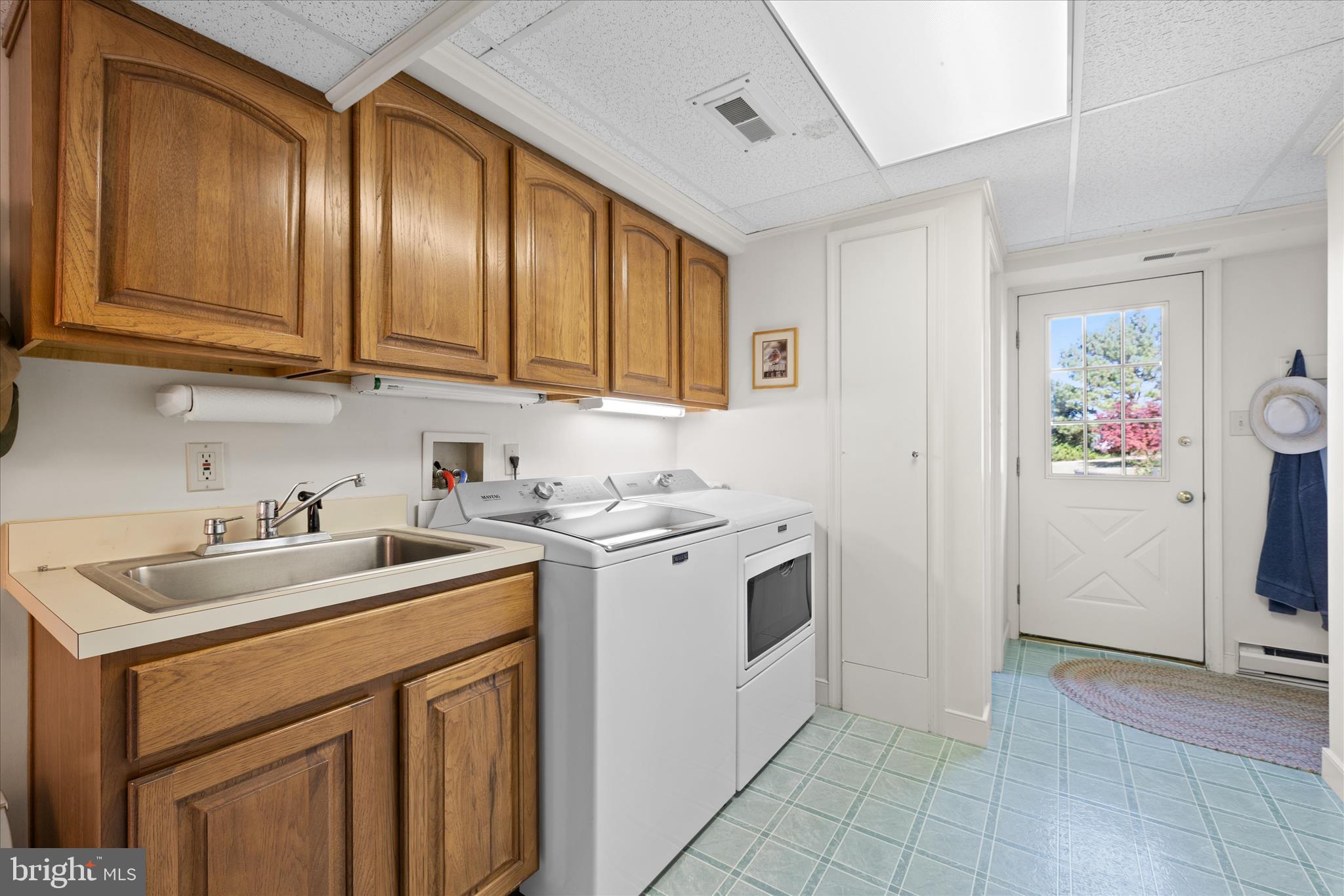 27473 Westpoint Road Easton, MD 21601 - Photo 21 of 58 a kitchen with a sink stove and cabinets