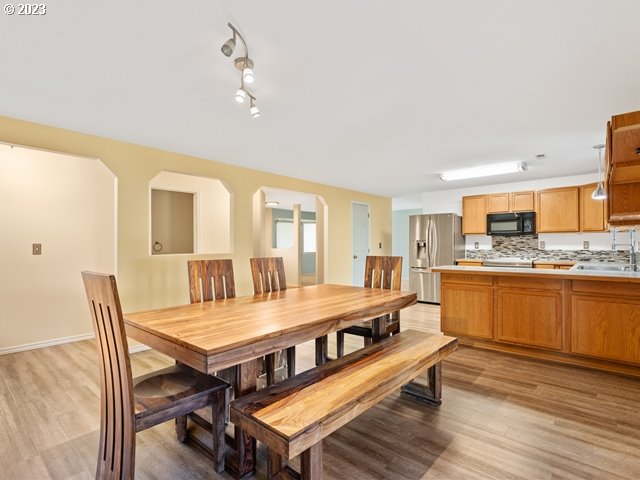 2488 Pheasant Ridge Street Umatilla, OR 97882 - Photo 12 of 40 a large kitchen with a table and chairs