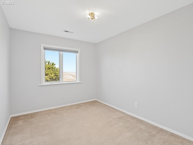 2488 Pheasant Ridge Street Umatilla, OR 97882 - Photo 13 of 40 an empty room with windows