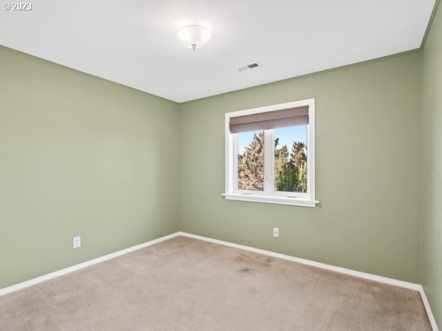 2488 Pheasant Ridge Street Umatilla, OR 97882 - Photo 16 of 40 an empty room with windows