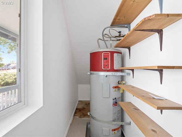 2488 Pheasant Ridge Street Umatilla, OR 97882 - Photo 26 of 40 a bathroom with a sink a toilet and a window