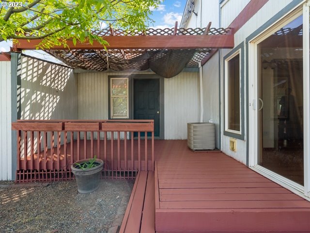 2488 Pheasant Ridge Street Umatilla, OR 97882 - Photo 28 of 40 a view of a patio with a table and chairs