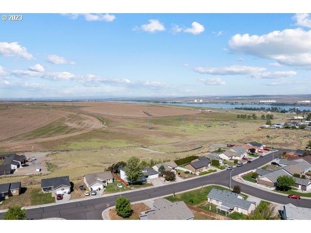 2488 Pheasant Ridge Street Umatilla, OR 97882 - Photo 38 of 40 a view of a lake with a city
