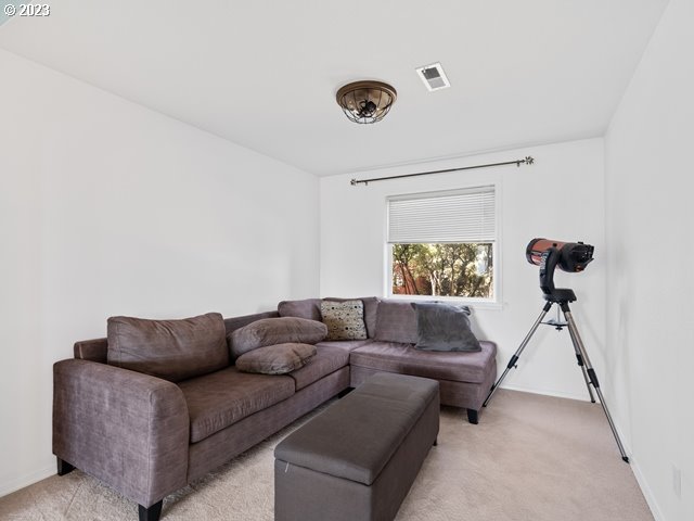 2488 Pheasant Ridge Street Umatilla, OR 97882 - Photo 7 of 40 a living room with furniture and a window