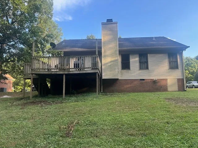 a view of a house with a backyard
