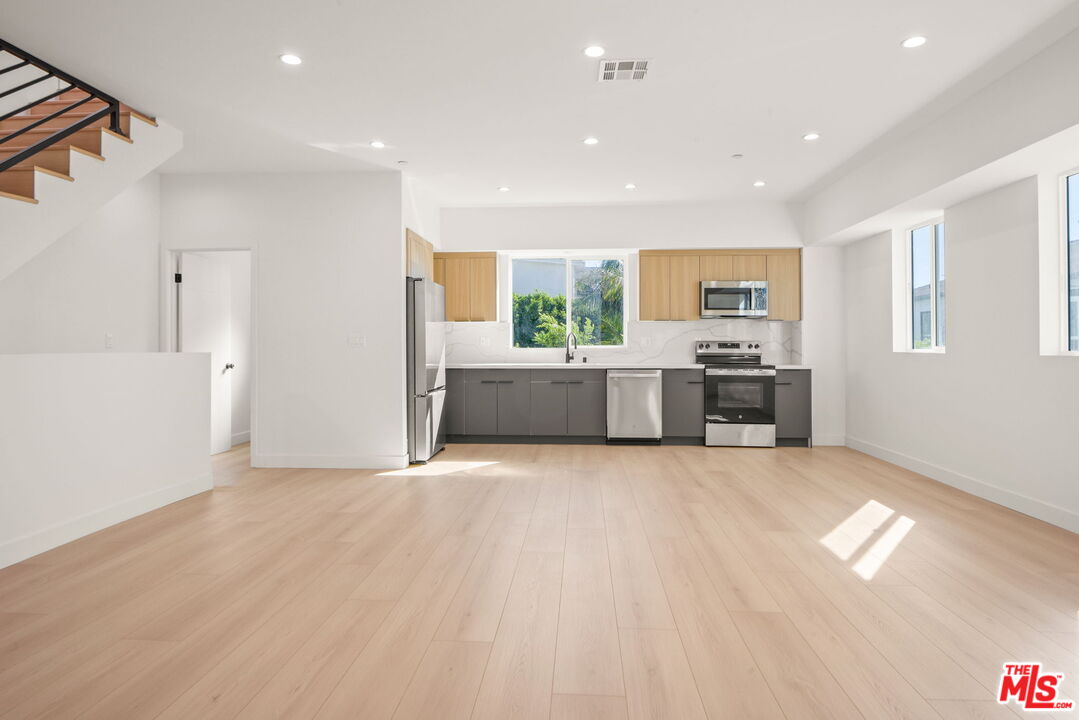 1707 South Burnside Avenue, Unit 1/2 Los Angeles, CA 90019 - Photo 2 of 30 a view of kitchen and microwave