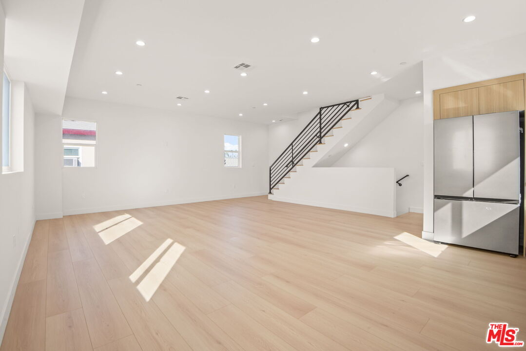 1707 South Burnside Avenue, Unit 1/2 Los Angeles, CA 90019 - Photo 6 of 30 an entryway in hall