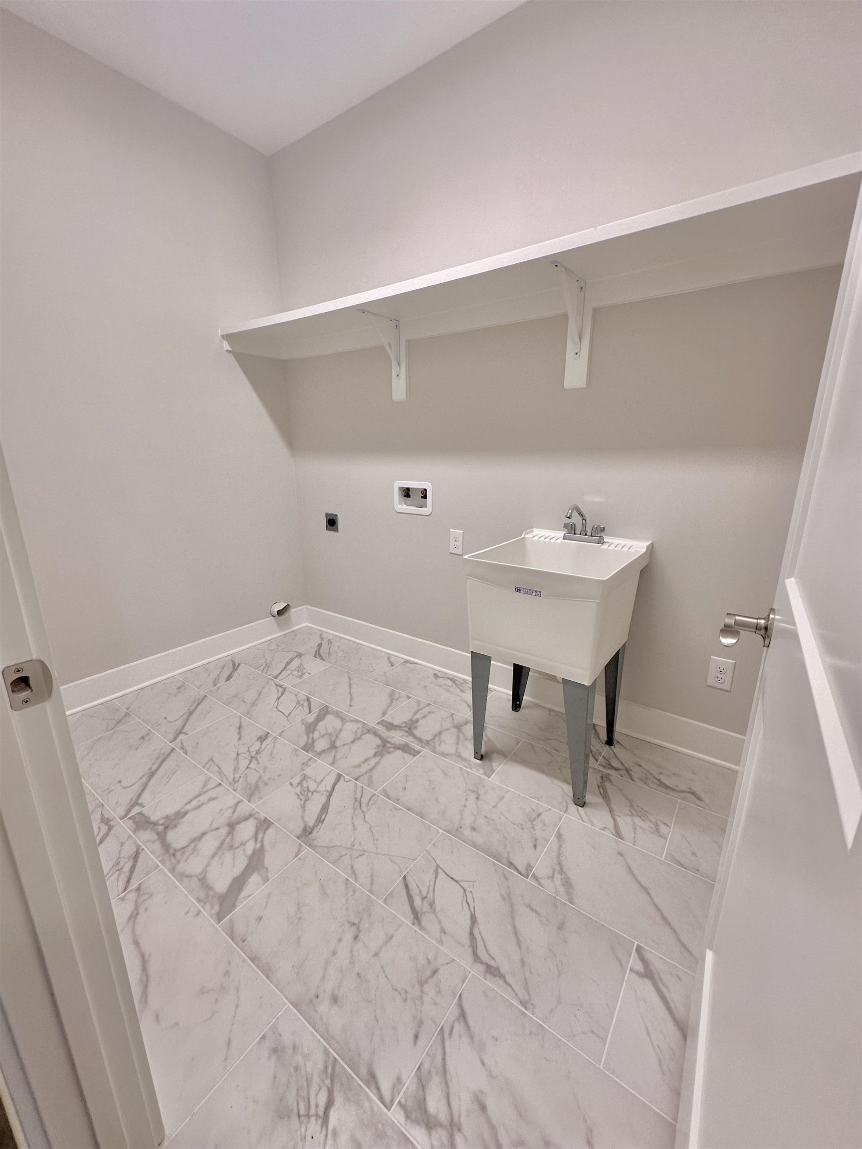 634 Kitfox Avenue Fairhope, AL 36532 - Photo 22 of 33 Laundry