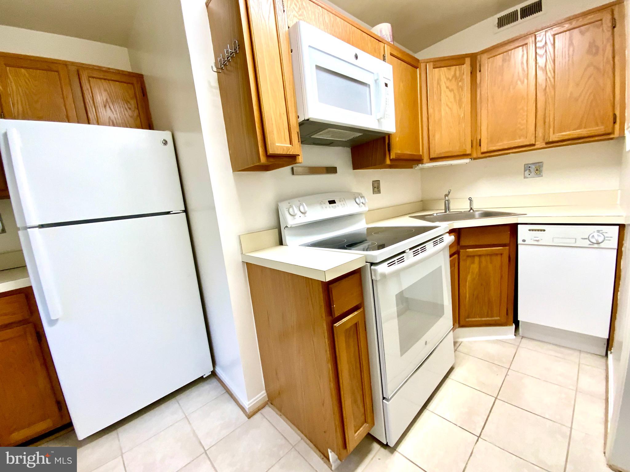 2007 Key Boulevard, Unit 589 Arlington, VA 22201 - Photo 5 of 16 a utility room with sink a washer and dryer