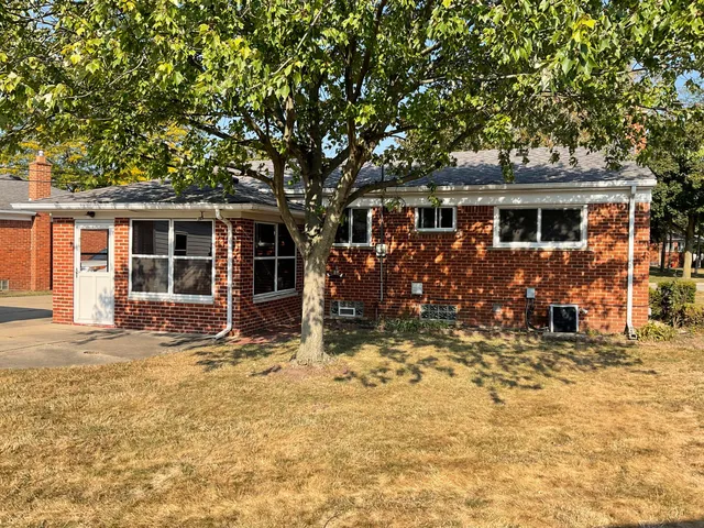 $269,000 | 1934 Pinetree Drive, Trenton, MI 48183