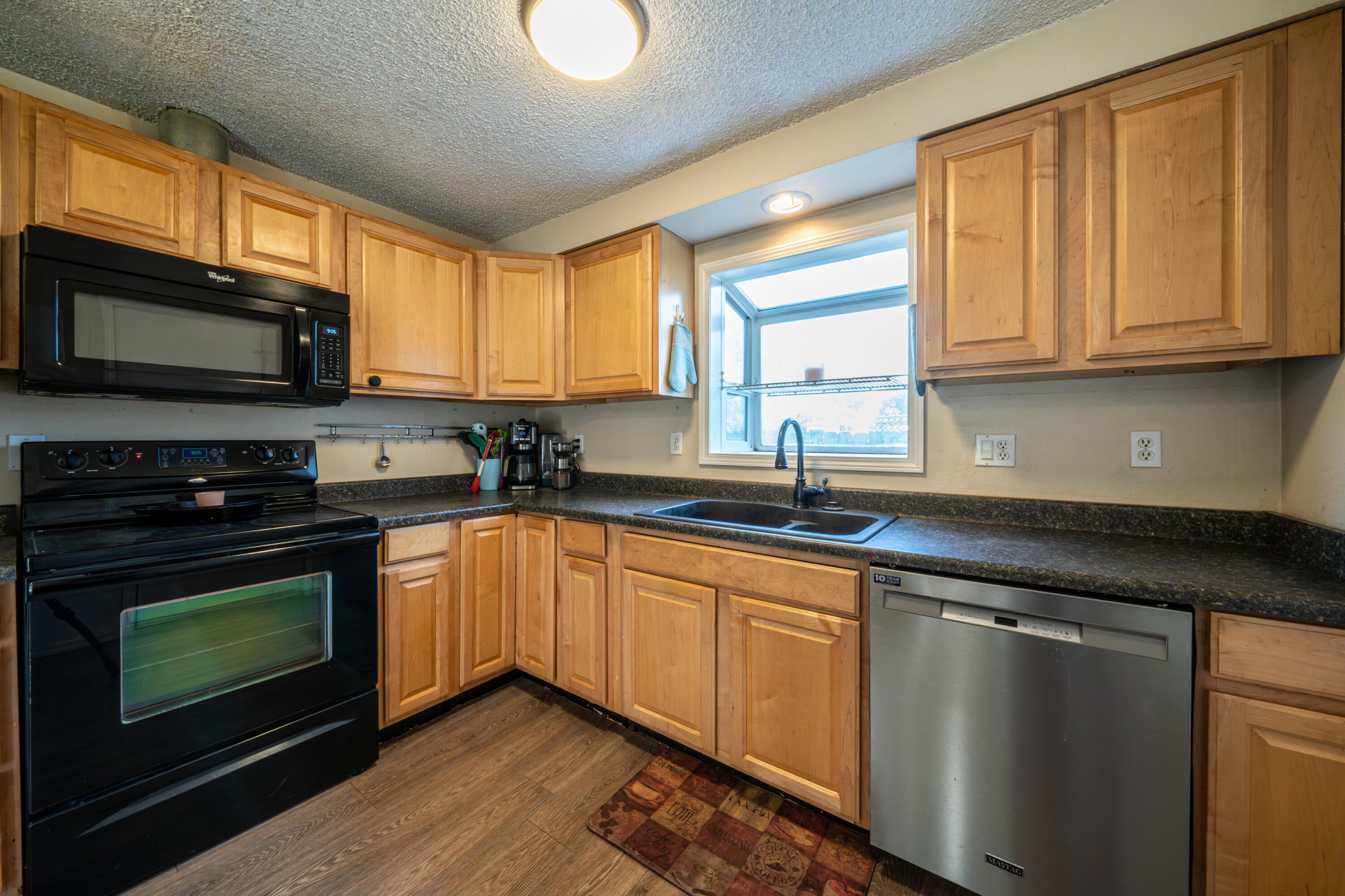 649 Southwest 33rd Street Redmond, OR 97756 - Photo 7 of 30 Kitchen 2