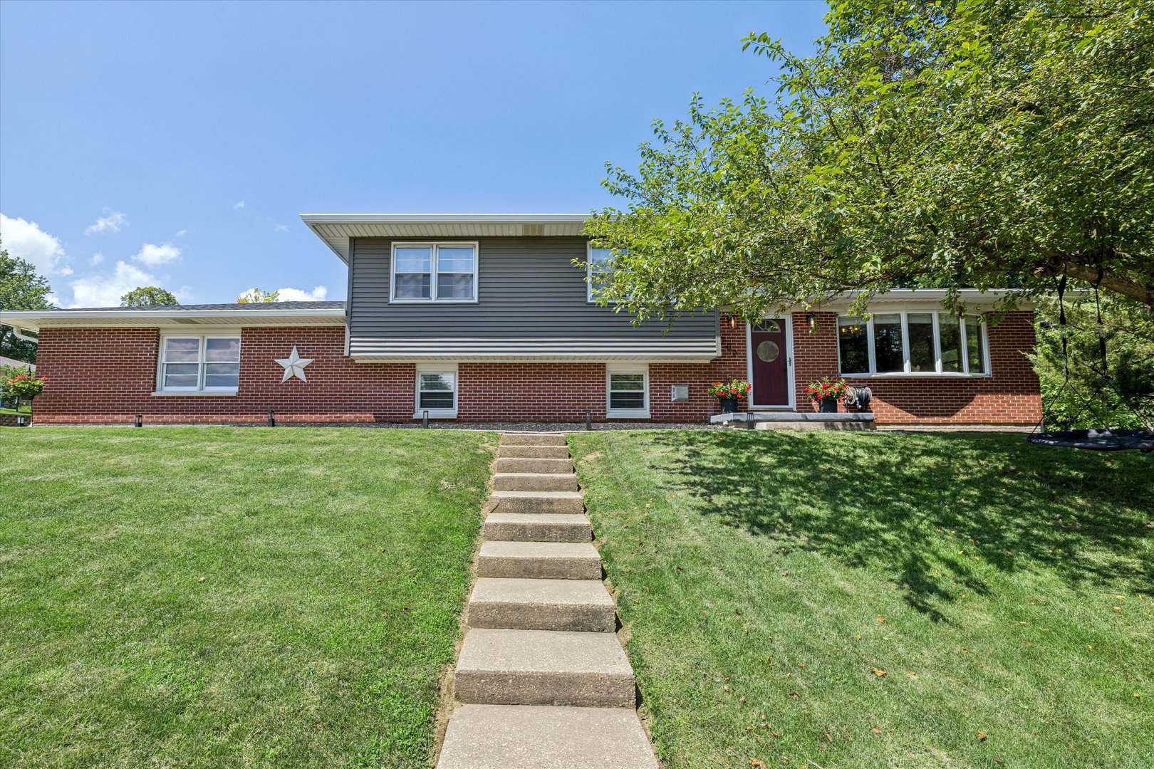 702 15th Avenue Northwest Clinton, IA 52732 - Photo 4 of 48