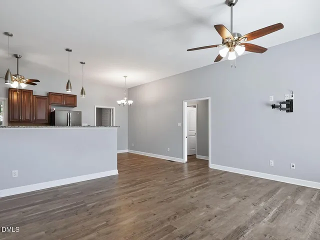 a view of a livingroom with a ceiling fan