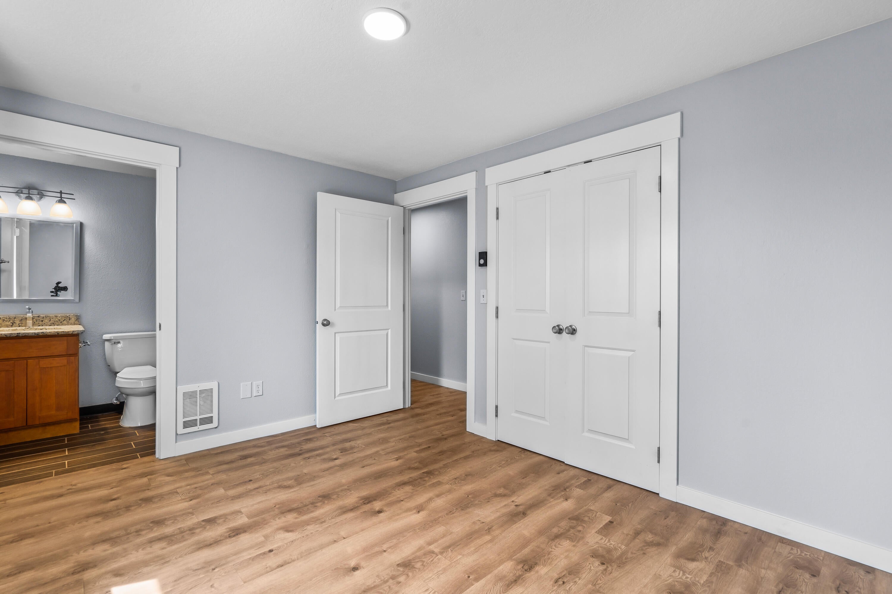 2641 Southwest Fissure Loop Redmond, OR 97756 - Photo 12 of 23 Master bedroom