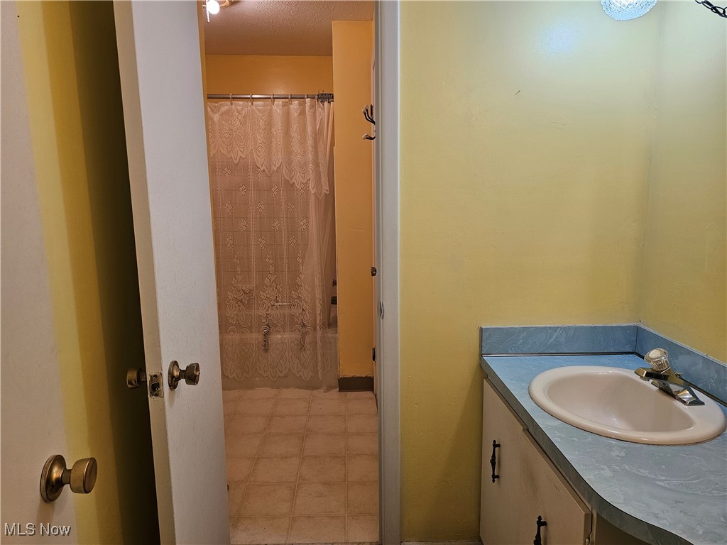 6472 State Road, Unit J8 Cleveland, OH 44134 - Photo 12 of 26 Vanity room showing into the bathroom