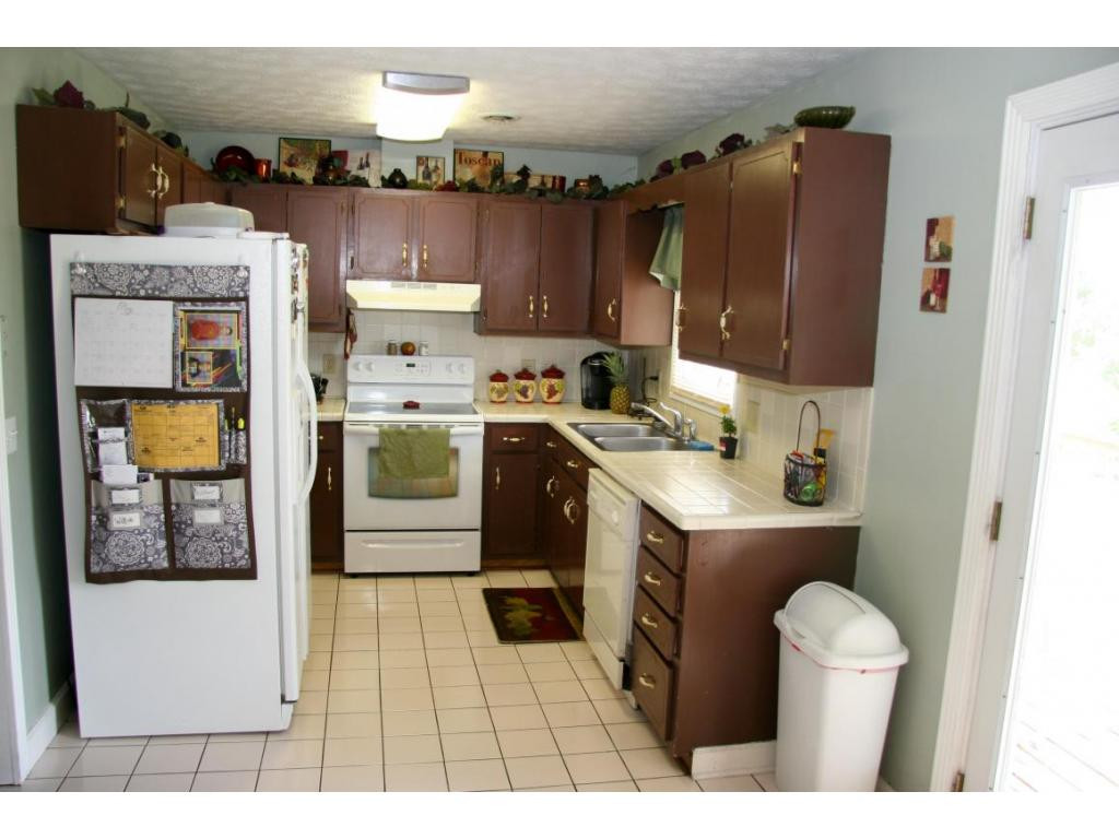 250 Berry Ridge Road Jonesborough, TN 37659 - Photo 2 of 24 Bright Kitchen