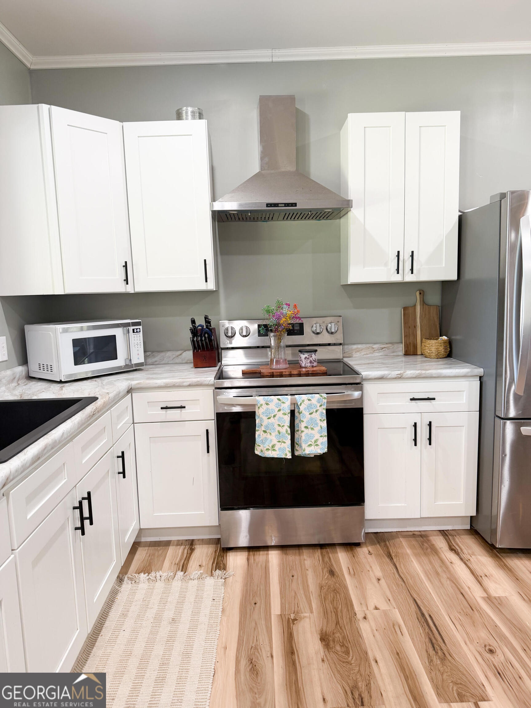 210 St Galilee Road Swainsboro, GA 30401 - Photo 4 of 18 a kitchen with a stove sink and a window