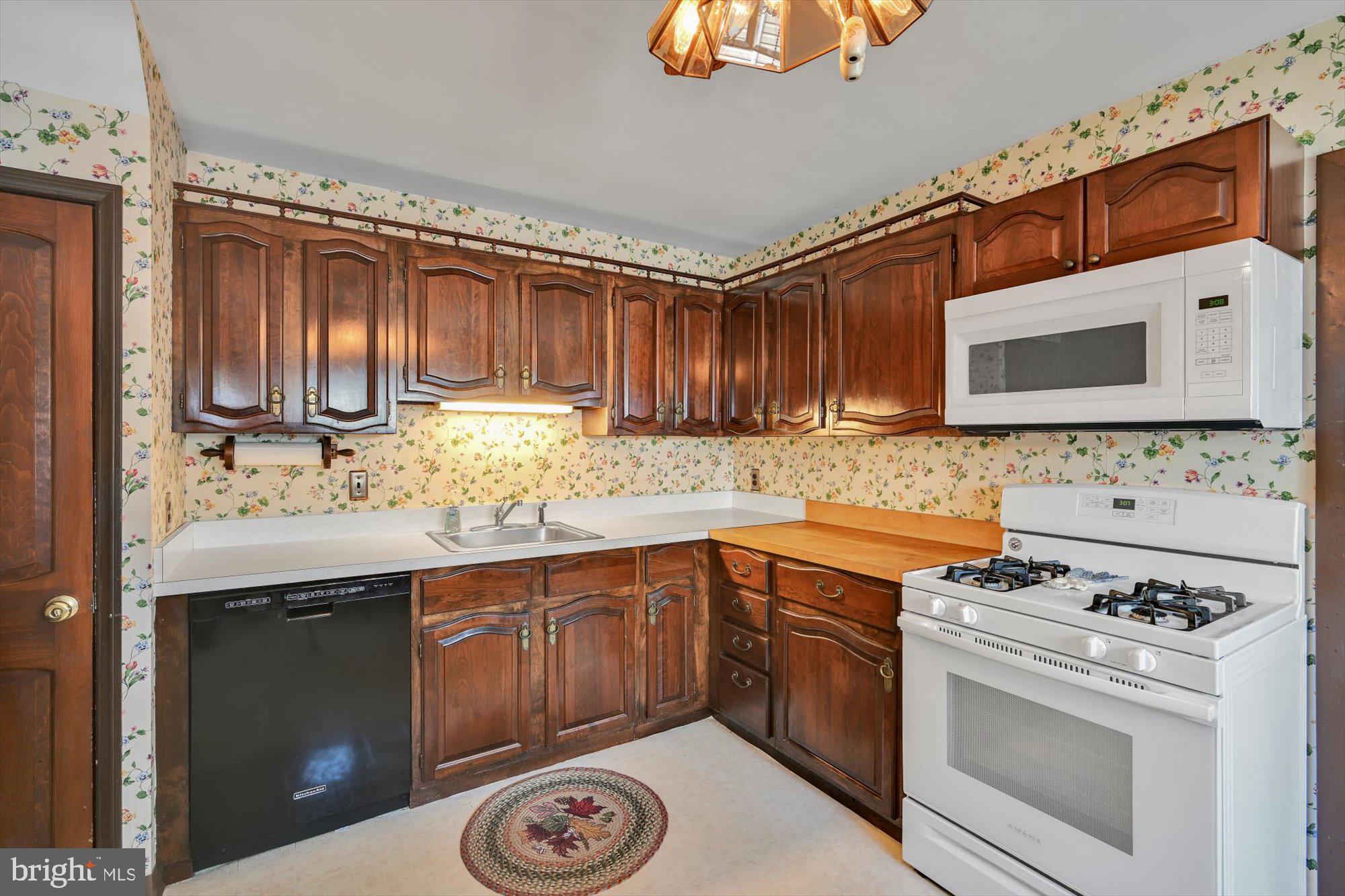 525 Harding Avenue Shillington, PA 19607 - Photo 7 of 27
