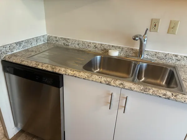 $130,000 | 8900 East Jefferson Avenue, Unit 1021, Detroit, MI 48214