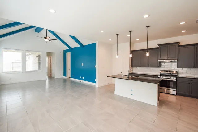a view of a livingroom with furniture