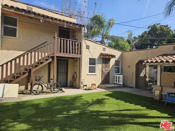 a view of a house with backyard