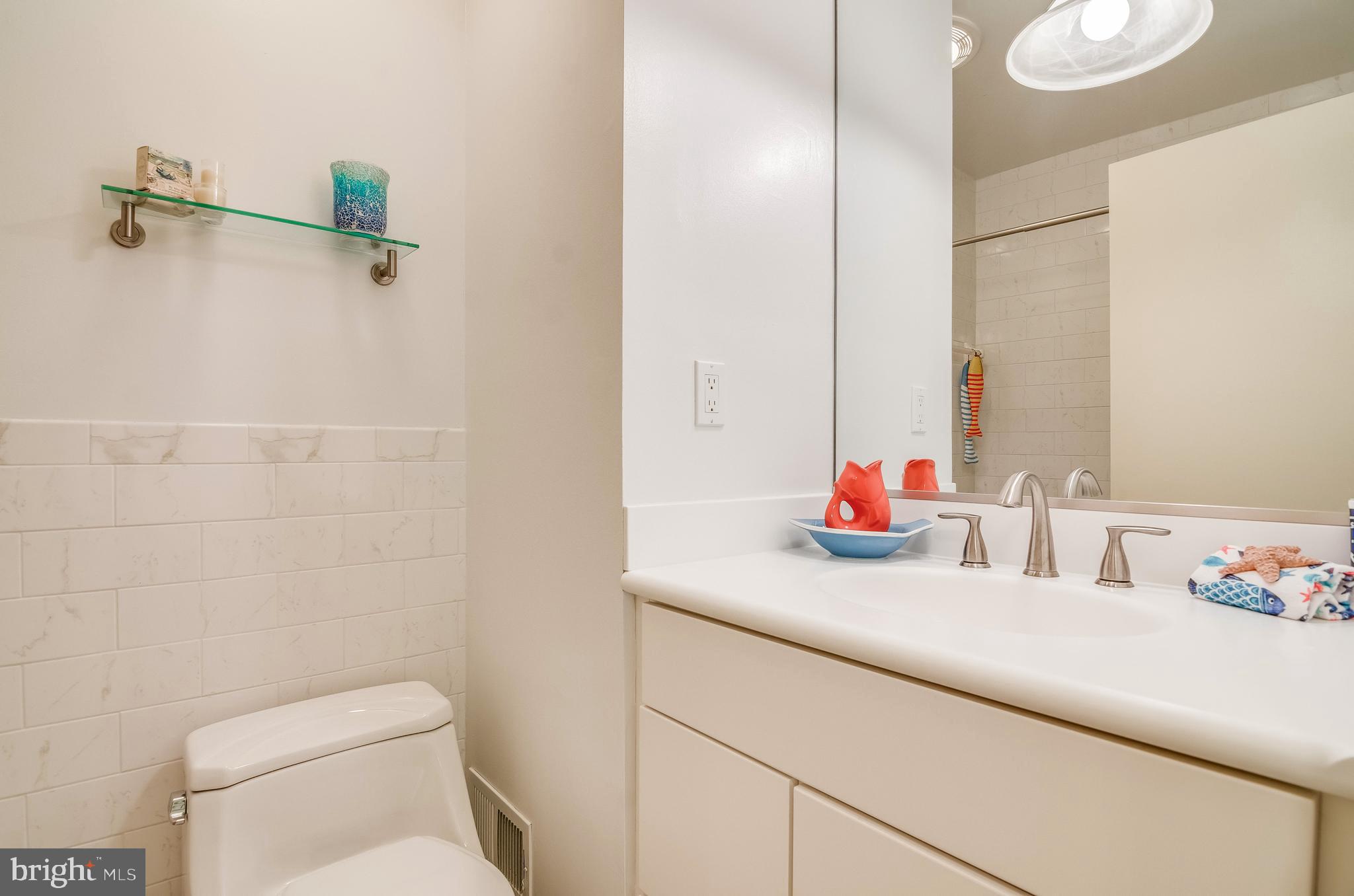 14212 Lewisdale Road Clarksburg, MD 20871 - Photo 21 of 43 Full Hall bathroom
