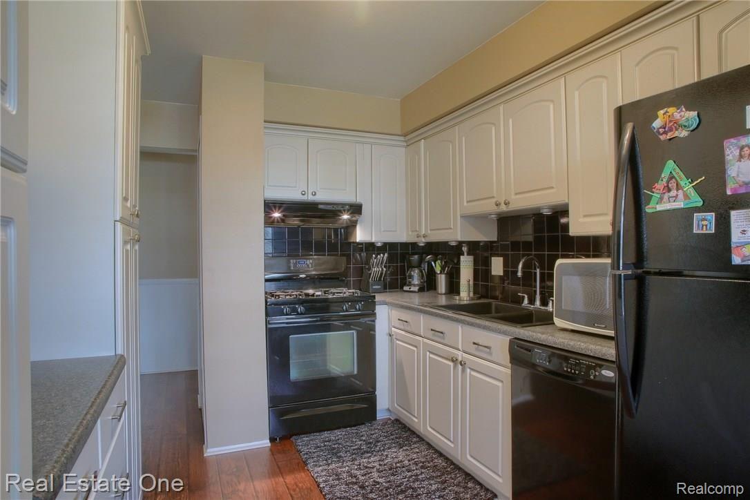 41727 Utica Road Sterling Heights, MI 48313 - Photo 7 of 21 Kitchen.jpg
