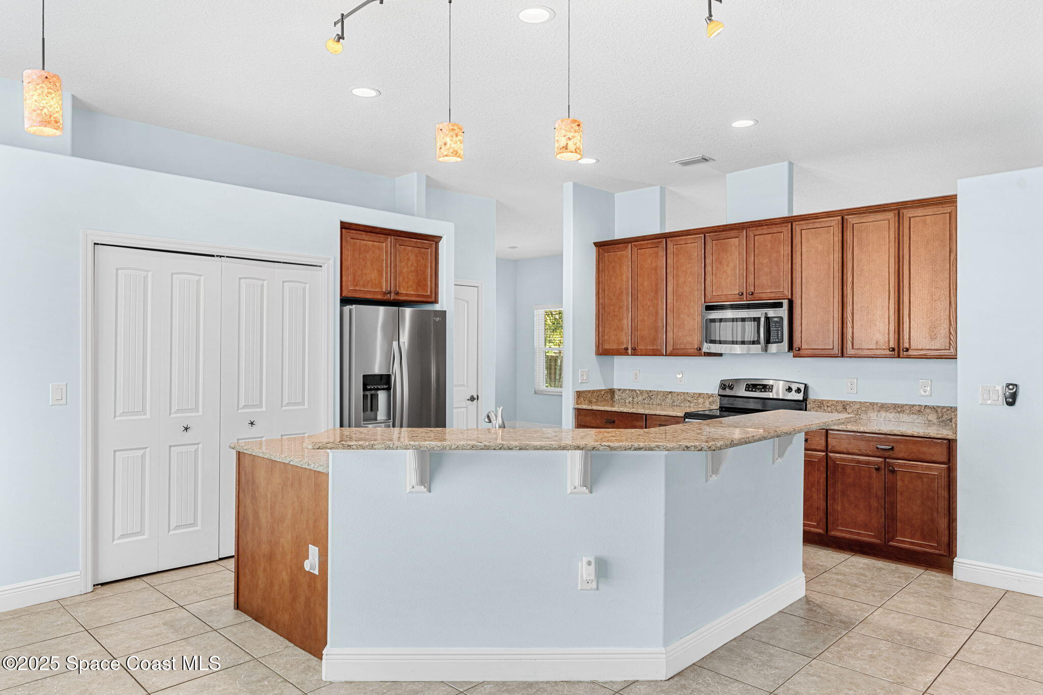 1121 South Orlando Avenue Cocoa Beach, FL 32931 - Photo 18 of 48 Kitchen- breakfast bar