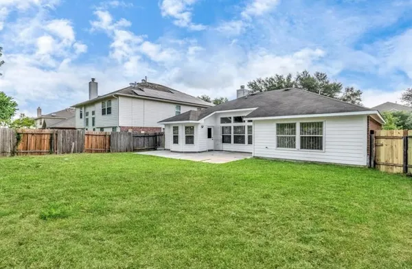 a view of a house with backyard and garden