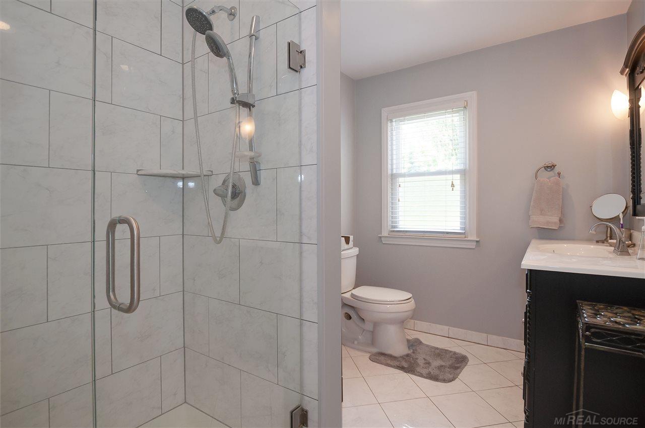 1133 Roslyn Road Grosse Pointe Woods, MI 48236 - Photo 19 of 39