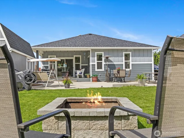 a view of a house with a backyard
