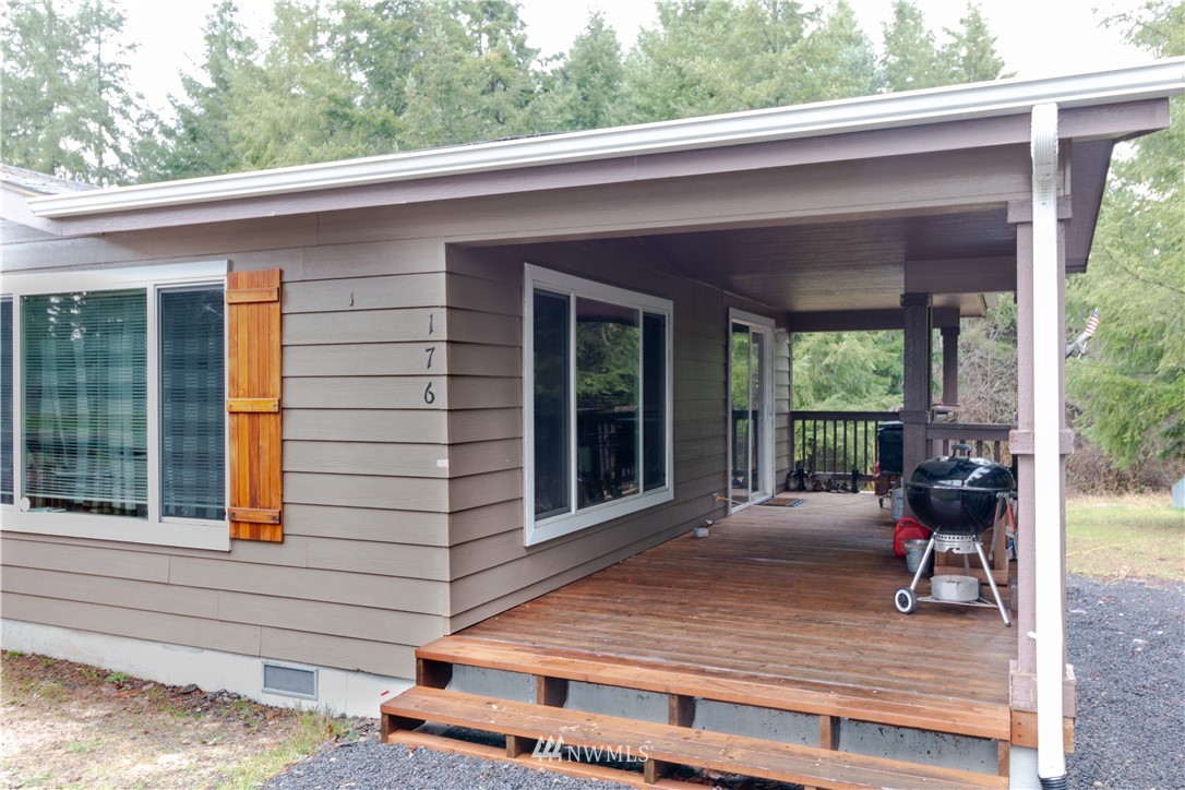 176 Nelson Road Winlock, WA 98596 - Photo 13 of 16 a view of a patio with table and chairs with wooden floor and fence