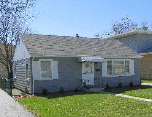 5145 South State Road Burbank, IL 60459 - Photo 1 of 1 a view of outdoor space yard and front view of a house