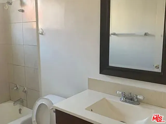 $2,050 | 832 South Gramercy Place, Unit 9, Los Angeles, CA 90005