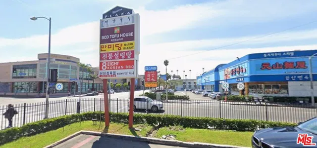 $2,050 | 832 South Gramercy Place, Unit 9, Los Angeles, CA 90005