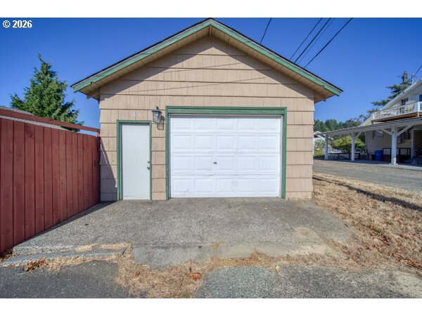 1090 Fir Avenue Reedsport, OR 97467 - Photo 30 of 40 Garage