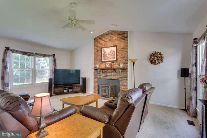 220 Environs Road Sterling, VA 20165 - Photo 4 of 30 Living Room