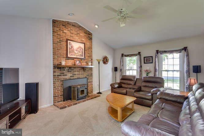 220 Environs Road Sterling, VA 20165 - Photo 5 of 30 Living Room