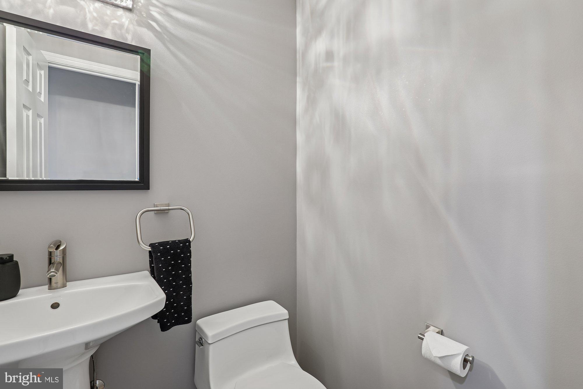 8019 Galla Knoll Circle Springfield, VA 22153 - Photo 40 of 57 a bathroom with a toilet a sink and mirror