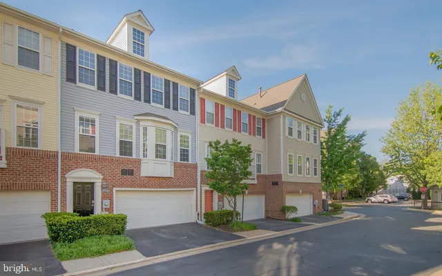 $3,350 | 8054 Nicosh Circle Ln Falls, Unit 44, Falls Church, VA 22042
