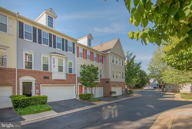 $3,350 | 8054 Nicosh Circle Ln Falls, Unit 44, Falls Church, VA 22042