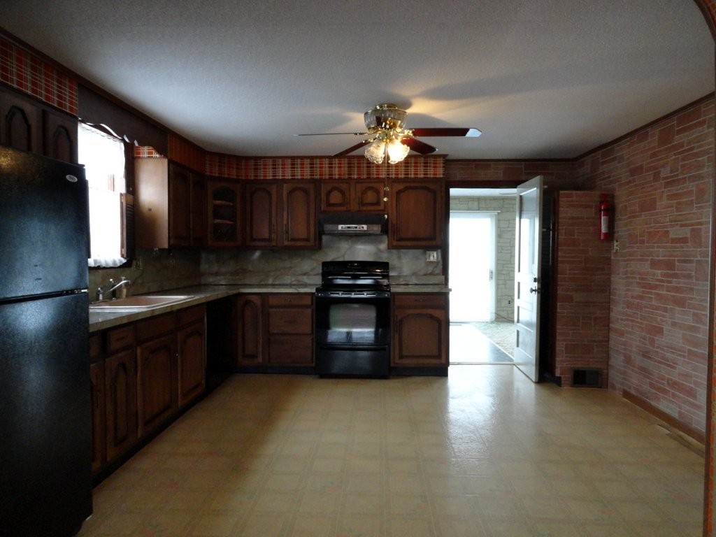 14 Ingham Street Chicopee, MA 01013 - Photo 8 of 23 Gallery Image 8