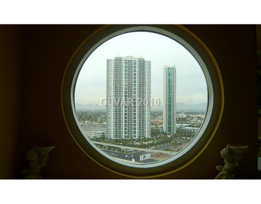 2747 Paradise Road, Unit 1804 Las Vegas, NV 89109 - Photo 10 of 19 Master Bath/Spa.