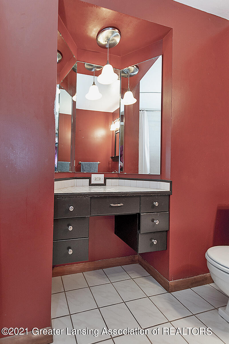 3200 Sunnylane Lansing, MI 48906 - Photo 19 of 27 Main Bath
