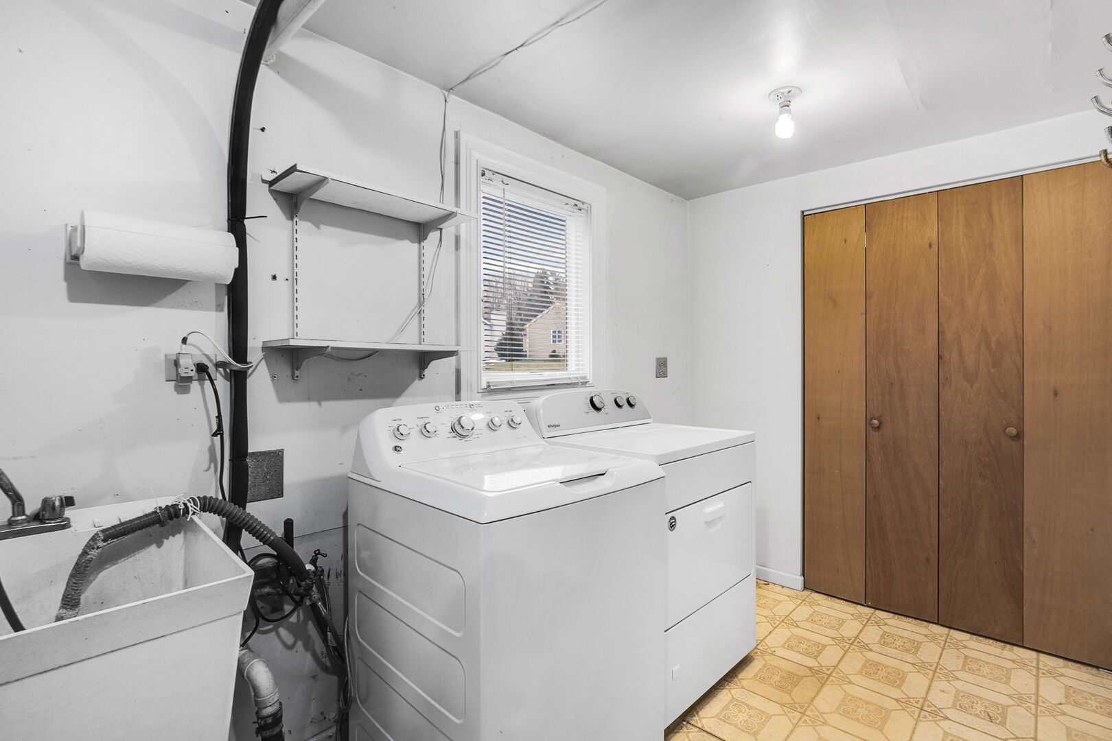5080 Prairie Oak Road Gurnee, IL 60031 - Photo 15 of 20 a bathroom with a sink and mirror with bathtub